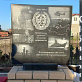 МЕМОРИАЛЬНЫЕ ПЛИТЫ И ТАБЛИЧКИ